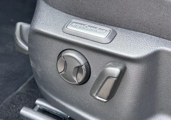 Volkswagen Passat cena 92900 przebieg: 129436, rok produkcji 2020 z Józefów małe 781